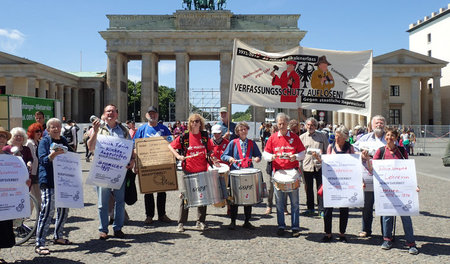 Aktion Betroffener am Donnerstag in Berlin gegen Geheimdienstsch...