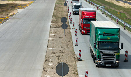 Polnische Trucks auf Autobahn A12 in der Nähe des Grenzübergangs...