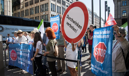 Vor dem Bundesrat demonstrierte die Opposition gegen das Privati...