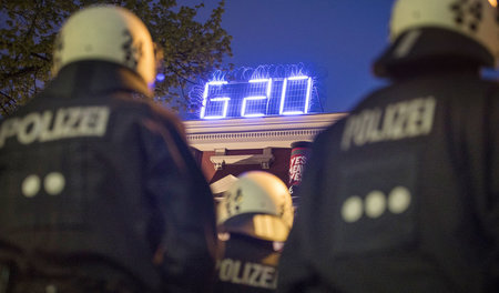 Polizisten am 1. Mai vor dem Kulturzentrum Rote Flora in Hamburg