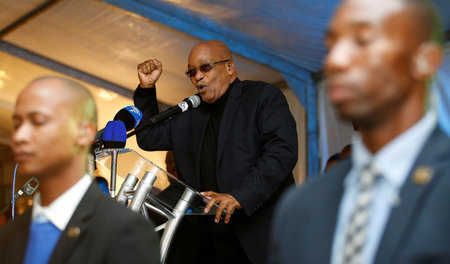 Jacon Zuma (Mitte) während eines Gottesdienstes in Durban am 14....