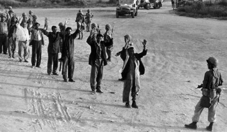 Gaza, 6. Juni 1967: Israelische Soldaten lassen Gefangene antret...
