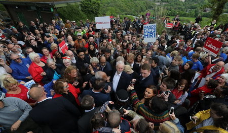 Jeremy Corbyn (Mitte) mit Unterstützern im Beaumont Park in Hudd...