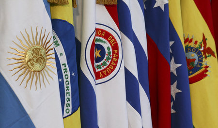 Gemeinsamer Markt Südamerikas: Die Flaggen der Mercosur-Staaten ...