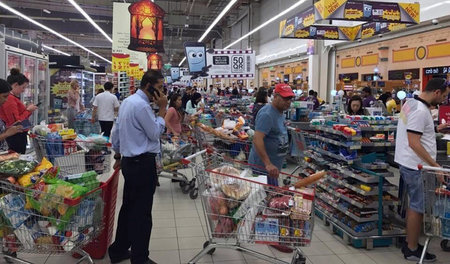 Die Regale leerkaufen, bevor es ein anderer tut: In Doha legen s...