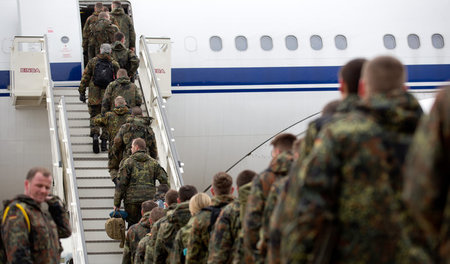 2013 bestiegen sie in Berlin-Tegel eine Maschine nach Incirlik: ...