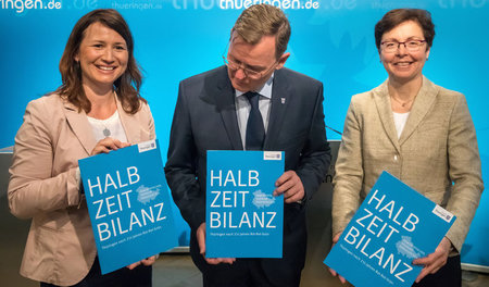 Thüringens Ministerpräsident Bodo Ramelow (Die Linke) blickt zus...