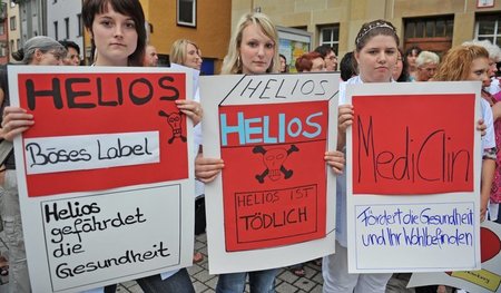 Wie hier vor dem Kreiskrankenhaus Schramberg demonstrieren viele...