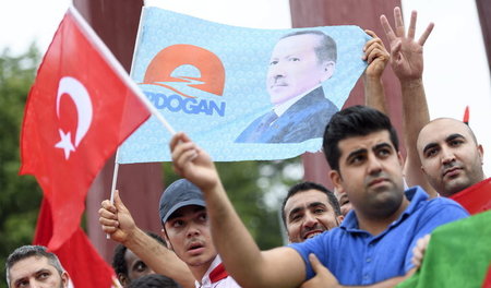 Unterstützer von Erdogans Politik in der Schweiz: Kundgebung in ...