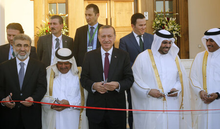 Recep Tayyip Erdogan (Mitte) bei der Eröffnung des neuen Gebäude...