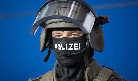 Auf Krawall gebürstet? Beamter des SEK (Spezialeinsatzkommando) ...