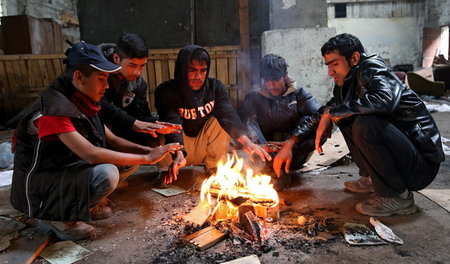 Migranten aus Afghanistan in einem alten Lagerhaus in der Nähe d...