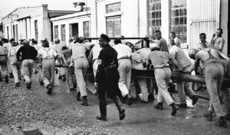 Häftlinge bei der Zwangsarbeit im »Schutzhaftlager« Dachau