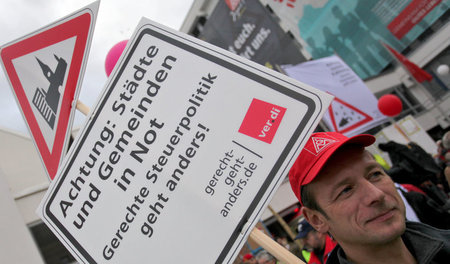 Die Finanzen sind die Voraussetzung: Protest für mehr soziale Ge... Die Finanzen sind die Voraussetzung: Protest für mehr soziale Ge...