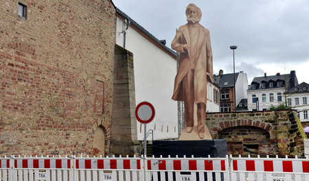 »Wenn einer nicht totzukriegen ist ...« – Holzmodell einer Marx-...