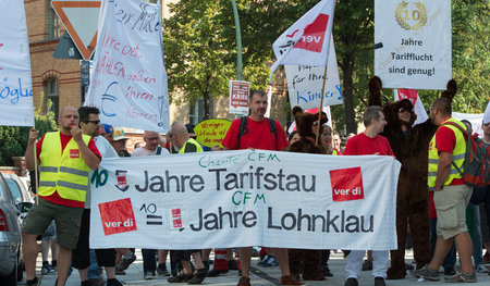 Mitarbeiter der Charité-Tochter CFM demonstrieren für einen Tari...