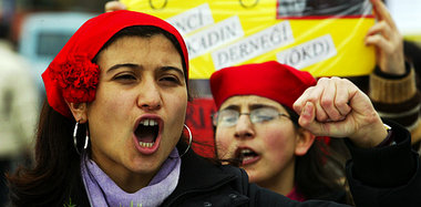 Frauentagsdemonstration in Istanbul: Notwehr gegen nackte Gewalt