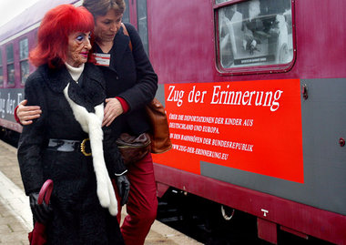 Margot Kleinberger (links) wurde 1942 als Elfjährige mit der Bah...