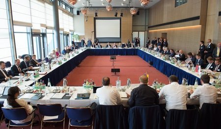 In gepflegtem Ambiente neue Grausamkeiten beschließen: Die Missi...