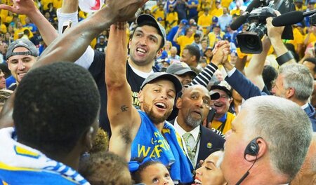 Hallo, Gehaltserhöhung: Stephen Curry von den »Splash Brothers« ...