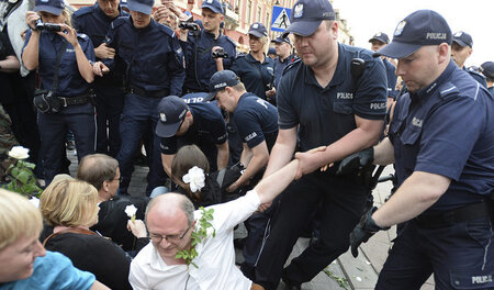 Polizisten gehen am Samstag in Warschau gegen Kritiker einer Ged...