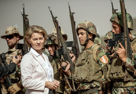 Verteidigungsministerin Ursula von der Leyen mit Peschmerga und ...