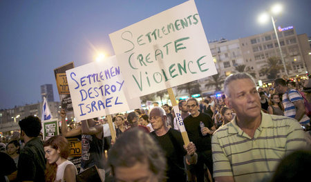 Linke demonstrieren in Tel Aviv gegen einen Angriff des israelis...