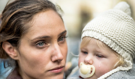 Elena tröstet ihre Tochter: »Ein Atem« Elena tröstet ihre Tochter: »Ein Atem«