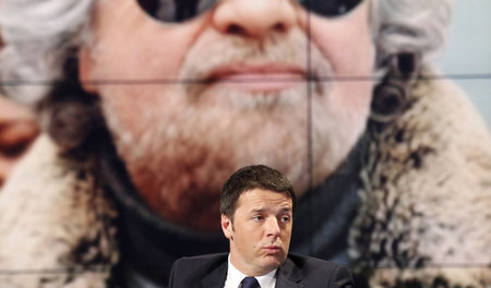 Matteo Renzi 2014 vor einem Bild von Beppe Grillo Matteo Renzi 2014 vor einem Bild von Beppe Grillo