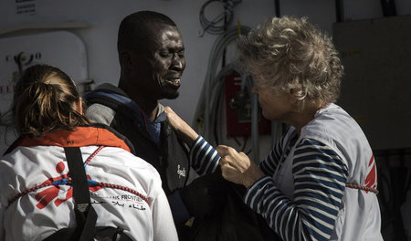 Ein Flüchtling wird von einer Ärztin an Bord der »MV Aquarius« u... Ein Flüchtling wird von einer Ärztin an Bord der »MV Aquarius« u...