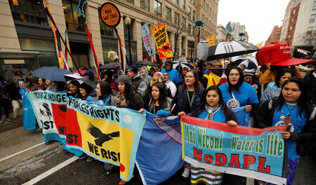 Proteste von Sioux und anderen Gruppen gegen die »Dakota Acces P... Proteste von Sioux und anderen Gruppen gegen die »Dakota Acces P...