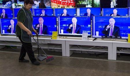 Live auf Sendung: Präsident Wladimir Putin beantwortete am Donne... Live auf Sendung: Präsident Wladimir Putin beantwortete am Donne...