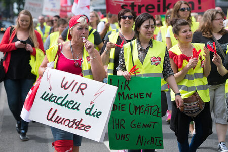 Gegen Altersarmut und für allgemeinverbindliche Tarifverträge gi... Gegen Altersarmut und für allgemeinverbindliche Tarifverträge gi...