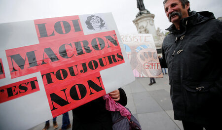 Menschen protestieren gegen den neuen französischen Präsidenten,...