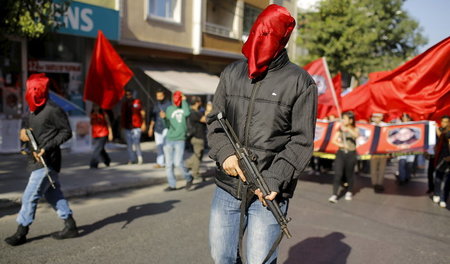 Zeichen der Starke: Demonstration der revolutionären Linken in I...