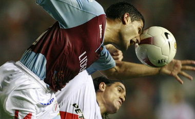 Ariel Ortega (River Plate) im Zweikampf gegen Javier Marcelo Gan... Ariel Ortega (River Plate) im Zweikampf gegen Javier Marcelo Gan...