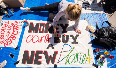 Öffentliches Bannermalen des Arbeitskreises »G20-Protestwelle« (...