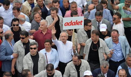 Der CHP-Vorsitzende Kemal Kilicdaroglu (Mitte) während eines Pro... Der CHP-Vorsitzende Kemal Kilicdaroglu (Mitte) während eines Pro...