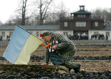 Unser Foto zeigt den ehemaligen ukrainischen Buchenwaldhäftling ... Unser Foto zeigt den ehemaligen ukrainischen Buchenwaldhäftling ...