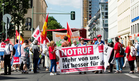 Das streikende Pflegepersonal der Charité demonstriert vor dem B... Das streikende Pflegepersonal der Charité demonstriert vor dem B...