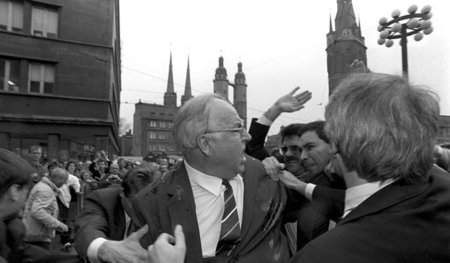 Immer feste druff: In Halle an der Saale war Helmut Kohl 1991 ke...