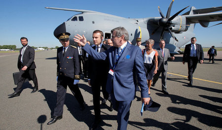 Landung mit dem A400M: Mit Macron droht den Arbeitern Ungemach u... Landung mit dem A400M: Mit Macron droht den Arbeitern Ungemach u...
