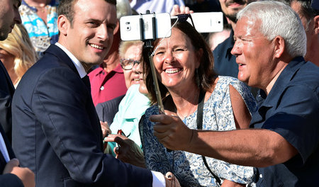 Selfie-Präsident: Emmanuel Macron (links) am Sonntag in Le Touqu... Selfie-Präsident: Emmanuel Macron (links) am Sonntag in Le Touqu...