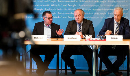 Bosch-Vertreter Dirk Hoheisel, Staatssekretär Matthias Machnig v... Bosch-Vertreter Dirk Hoheisel, Staatssekretär Matthias Machnig v...