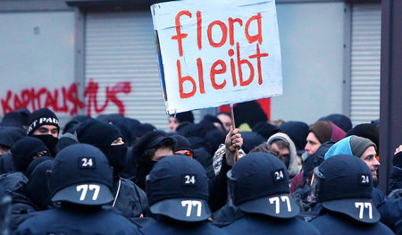 Die Rote Flora und ihr Publikum sind ein attraktives Beobachtung... Die Rote Flora und ihr Publikum sind ein attraktives Beobachtung...