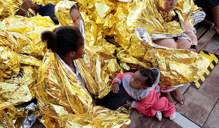 Flüchtlinge im Oktober 2016 nach ihrer Rettung aus dem Mittelmee... Flüchtlinge im Oktober 2016 nach ihrer Rettung aus dem Mittelmee...