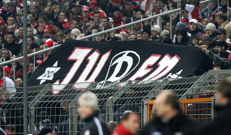 Dieses Banner war im Dezember 2005 im Cottbusser Fanblock zu seh... Dieses Banner war im Dezember 2005 im Cottbusser Fanblock zu seh...