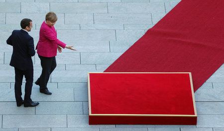 Hier lang, bitte. Der neue französische Präsident zeigt sich bis...