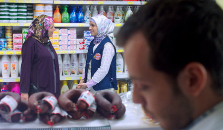 Fatma (l.) hat Ayse (Mitte) als Zweitfrau für ihren Ehemann in d... Fatma (l.) hat Ayse (Mitte) als Zweitfrau für ihren Ehemann in d...