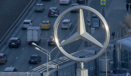 Daimlers Dreizack statt Rotstern? Mercedes-Benz Logo über der ru... Daimlers Dreizack statt Rotstern? Mercedes-Benz Logo über der ru...